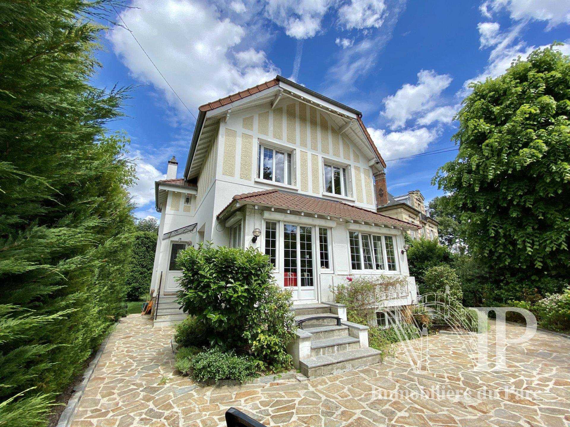 House in Le Vesinet, Ile-de-France 10812240