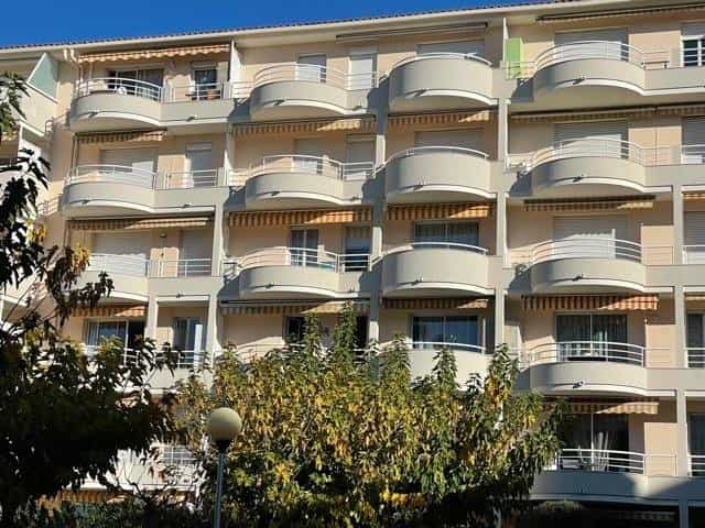 Condominium in Cabries, Provence-Alpes-Cote d'Azur 10812253