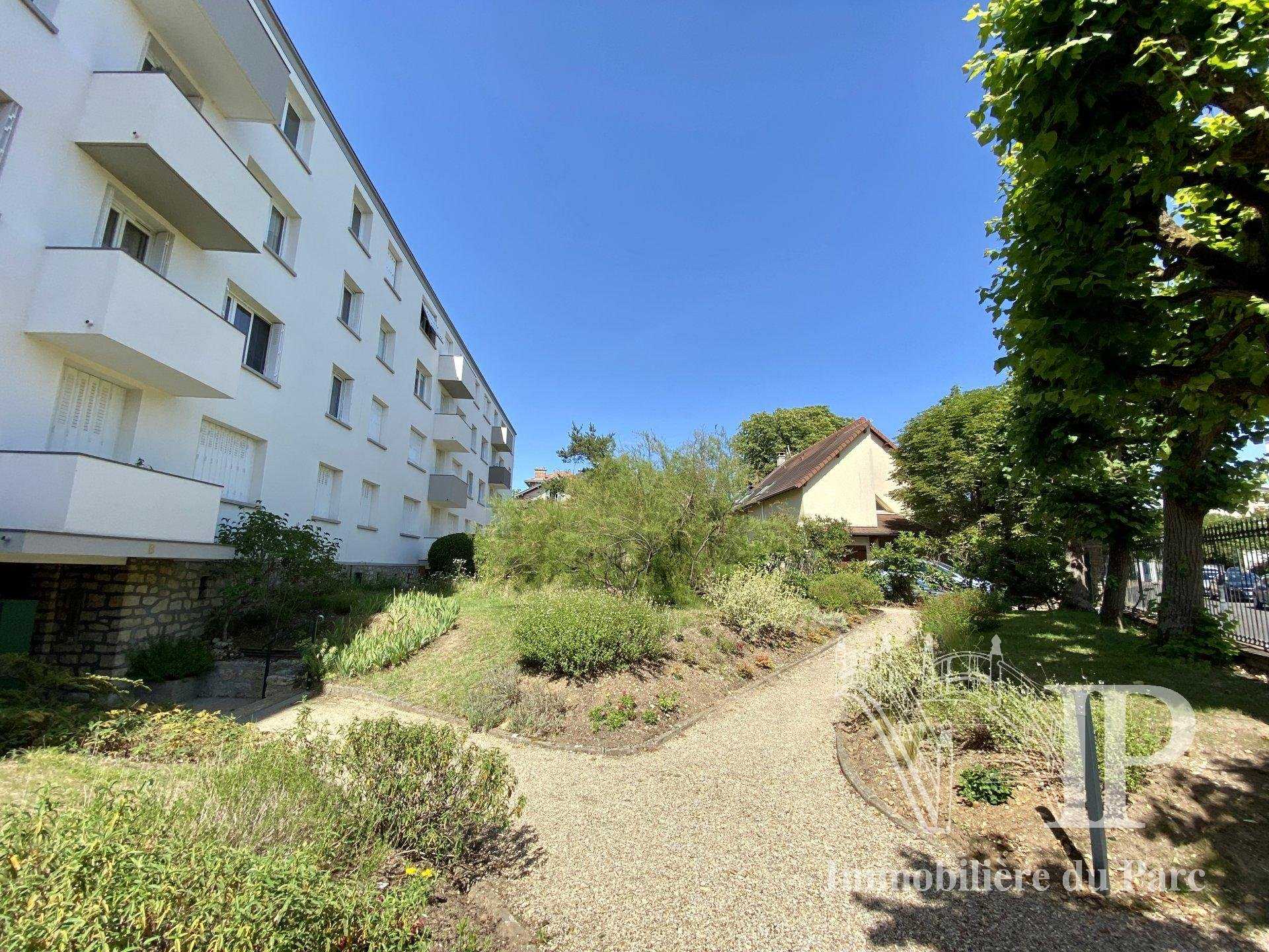 Condominium in Le Vesinet, Ile-de-France 10812293