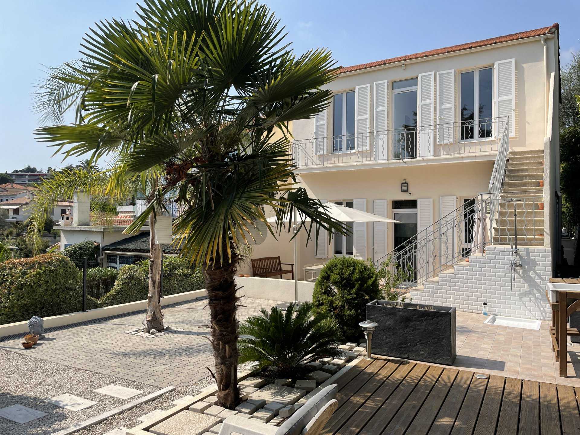 Asuinrakennus sisään Cannes, Alpes-Maritimes 10812314