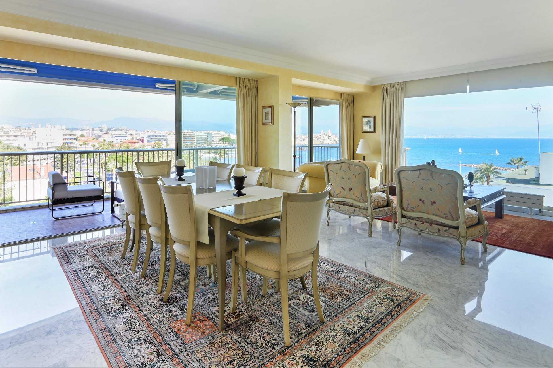 Condominium in Antibes, Provence-Alpes-Côte d'Azur 10812390