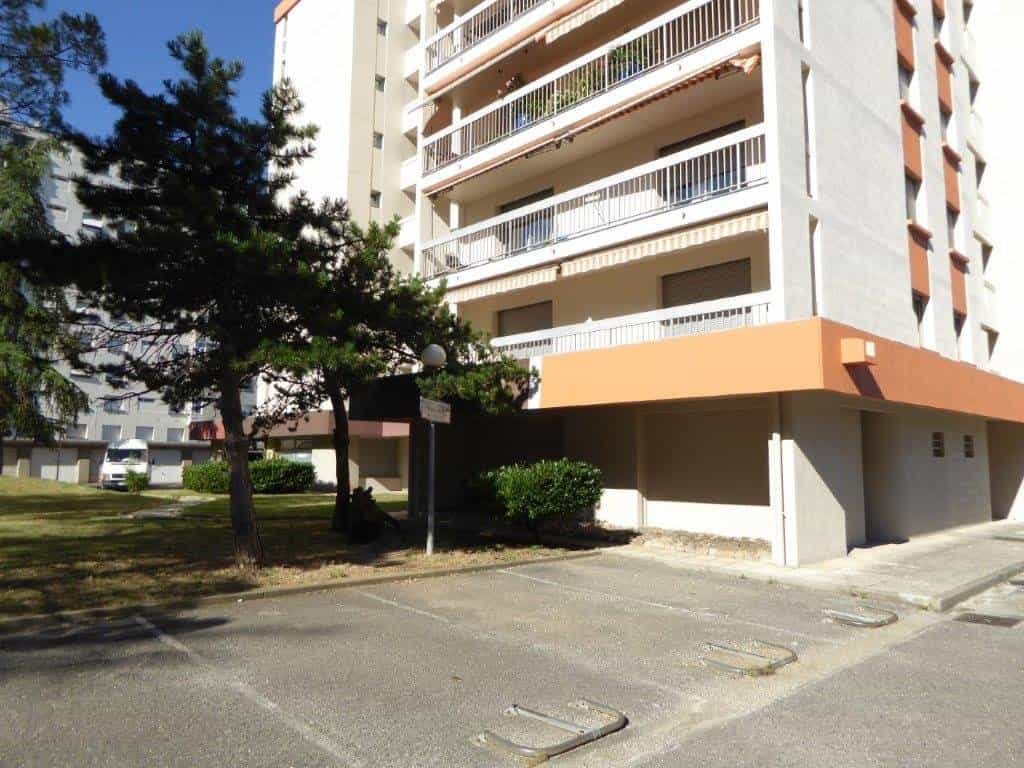 Condominium in Montelimar, Auvergne-Rhone-Alpes 10812578