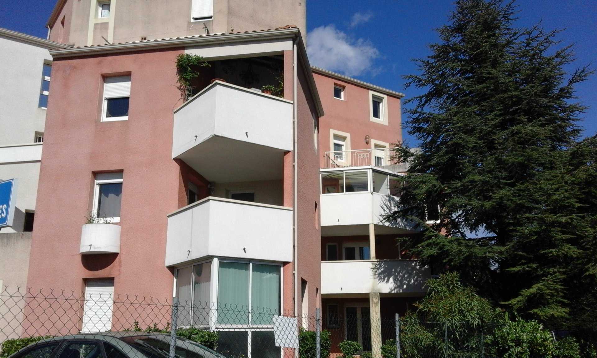 عمارات في Pierrelatte, Drôme 10812616