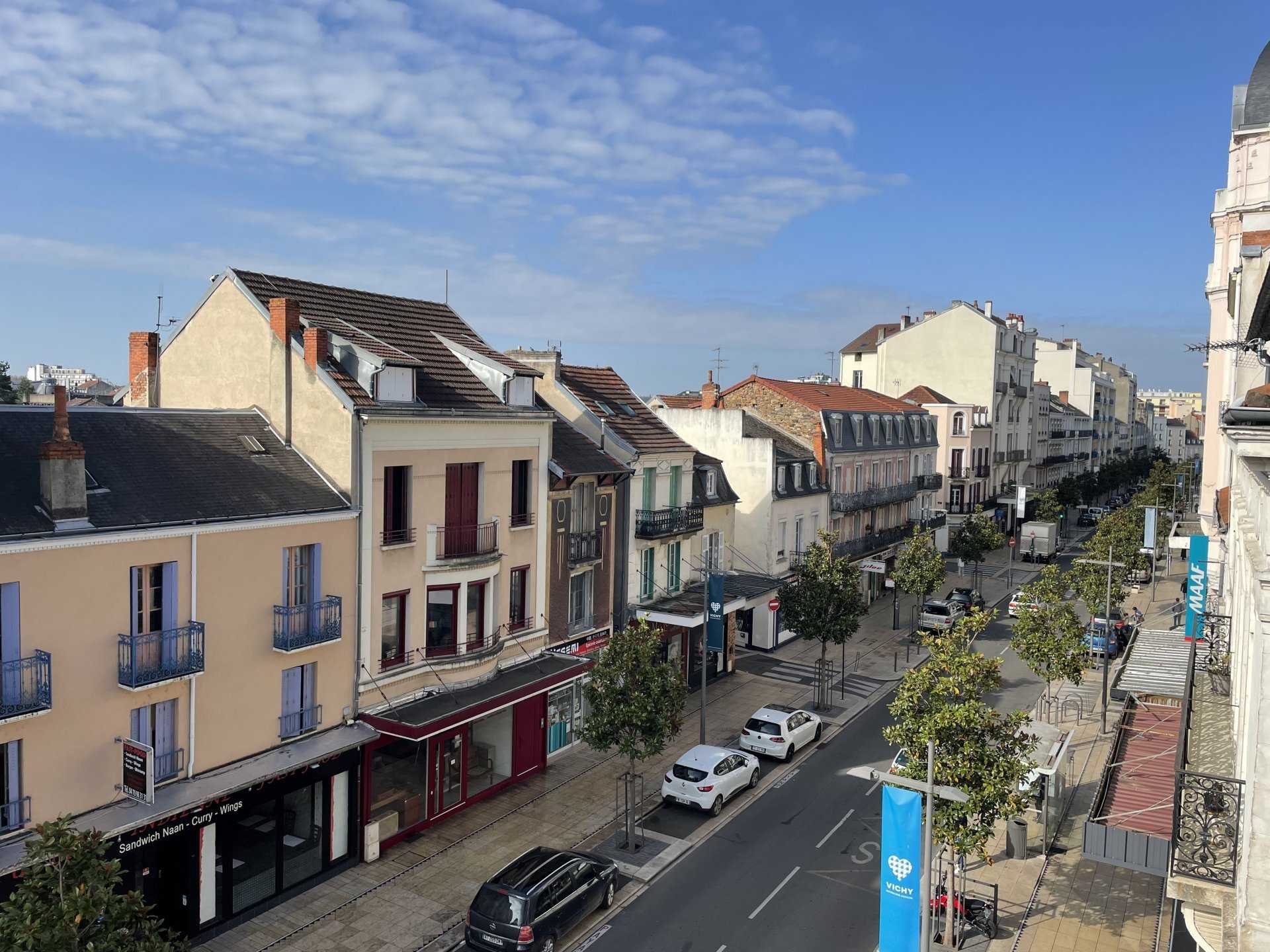 Condominium in Vichy, Allier 10813072