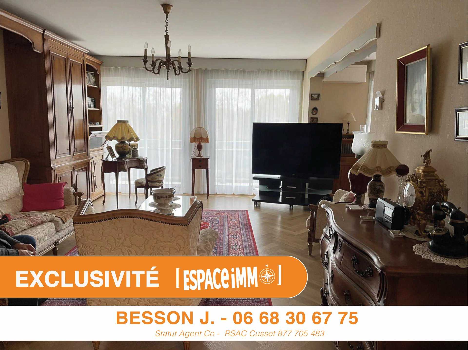 Condominium in Vichy, Auvergne-Rhone-Alpes 10813181