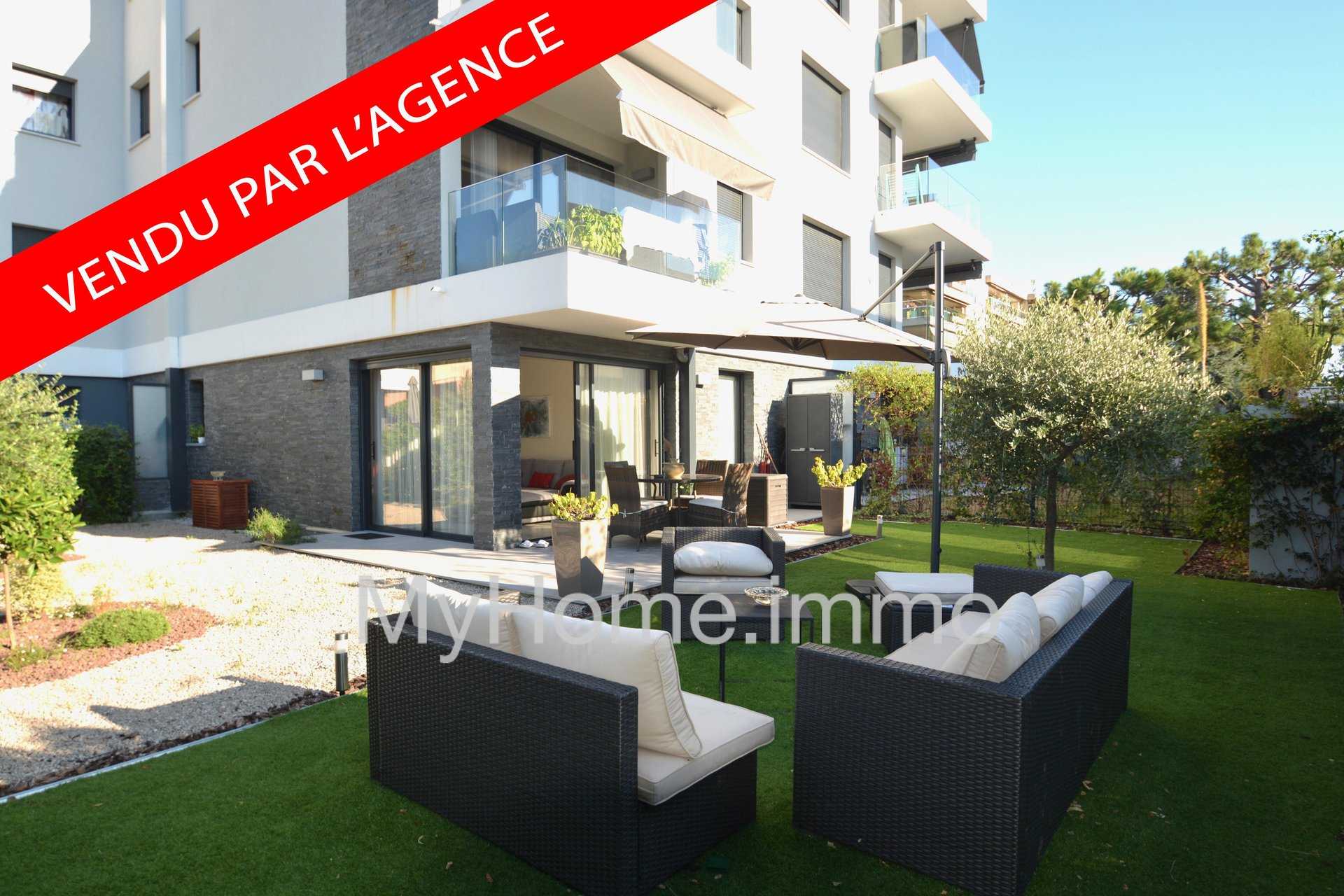 Condominium in Saint-Laurent-du-Var, Provence-Alpes-Cote d'Azur 10813483