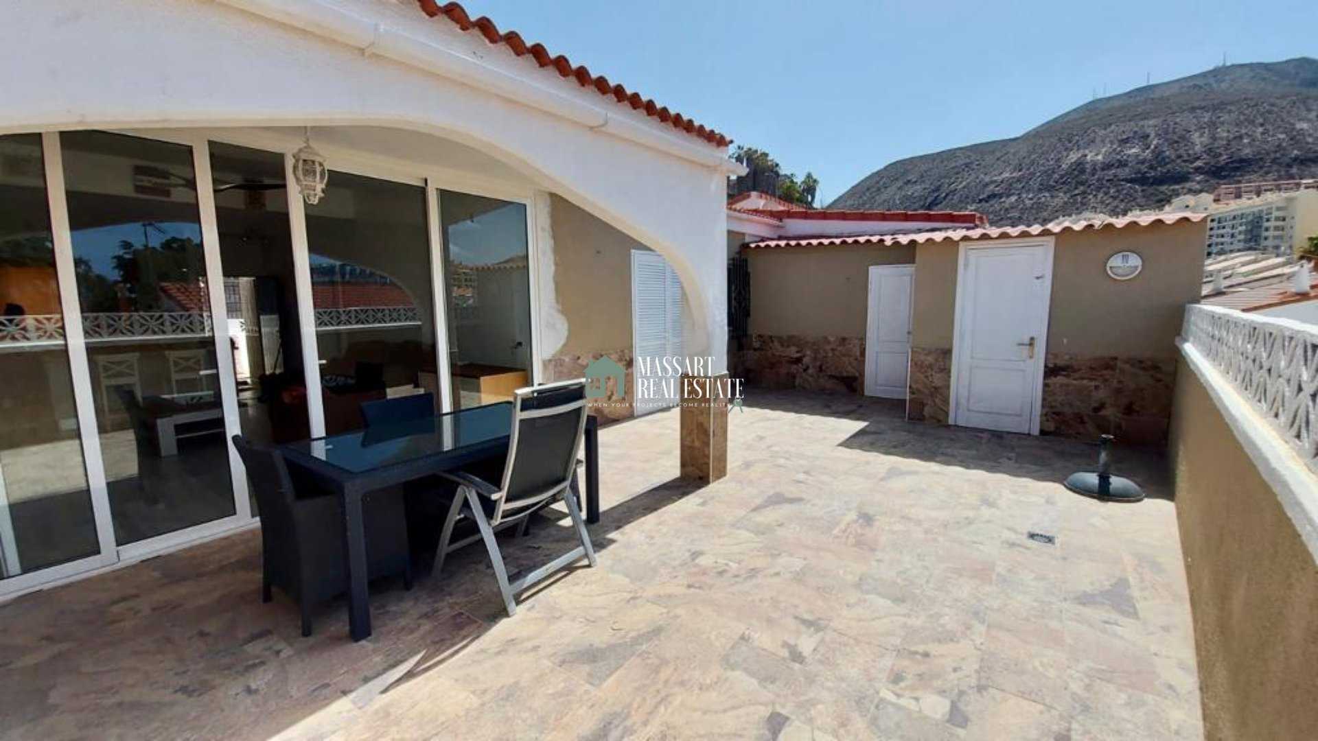 Mehrere Häuser im Los Cristianos, Kanarische Inseln 10813562