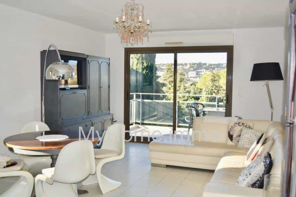 Condominium in Nice, Provence-Alpes-Cote d'Azur 10813570
