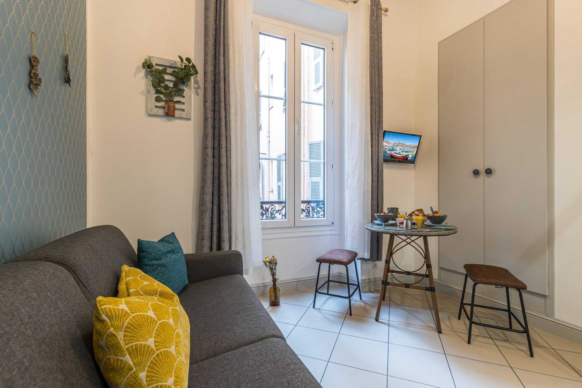 Condominium in Nice, Provence-Alpes-Cote d'Azur 10813697