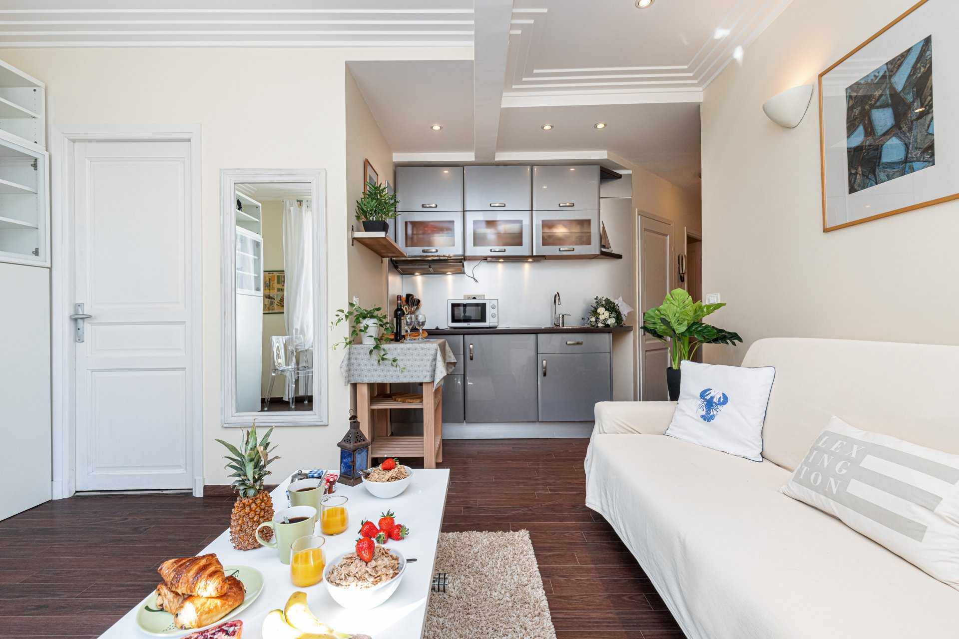 Condominium in Nice, Provence-Alpes-Cote d'Azur 10813728