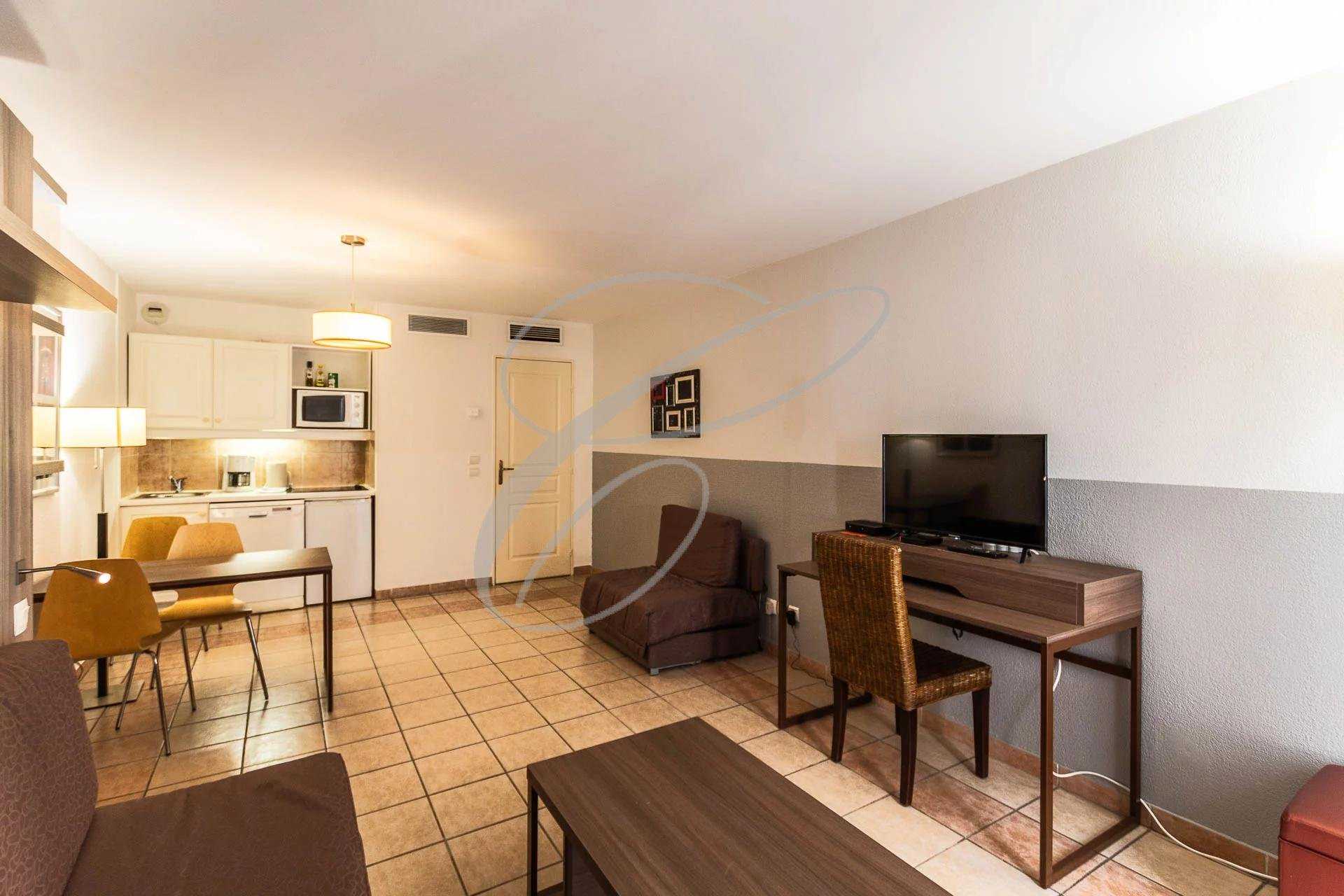 Condominium in Beausoleil, Provence-Alpes-Cote d'Azur 10813820