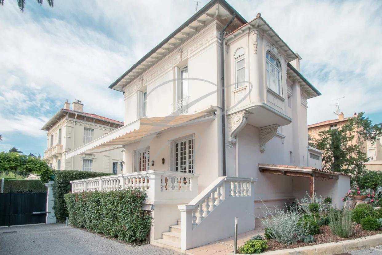 House in Beaulieu-sur-Mer, Provence-Alpes-Cote d'Azur 10813860