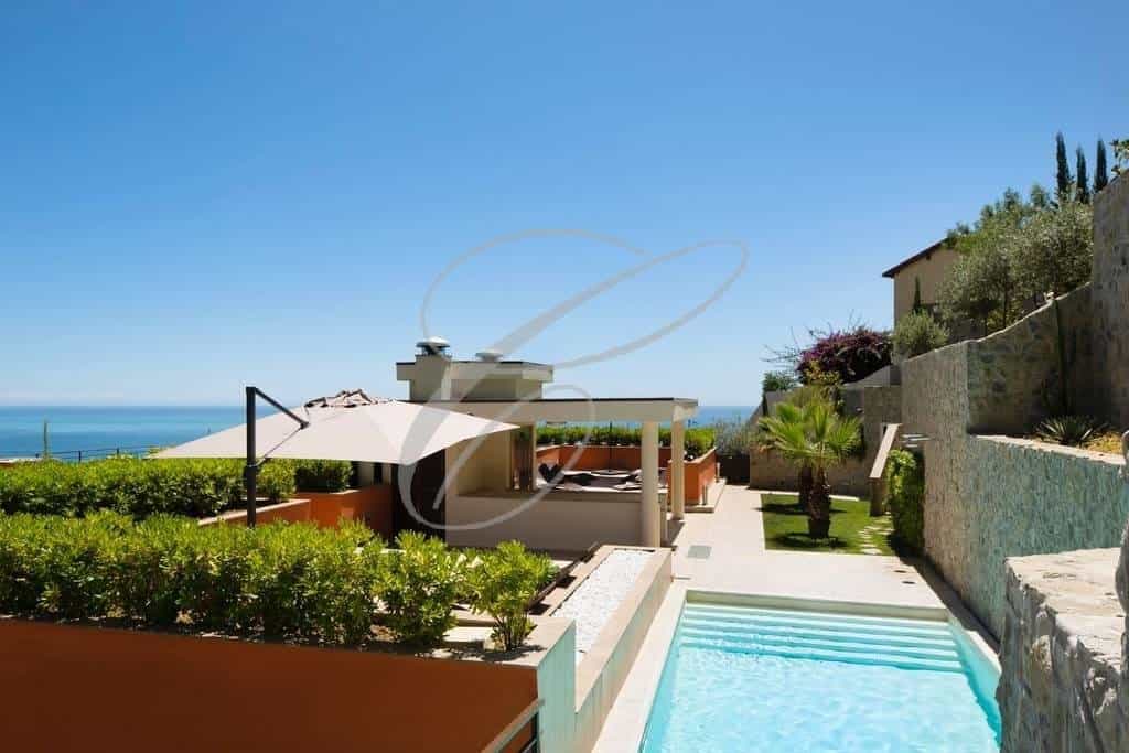 Condominium in Kap Maarten, Provence-Alpes-Côte d'Azur 10813894