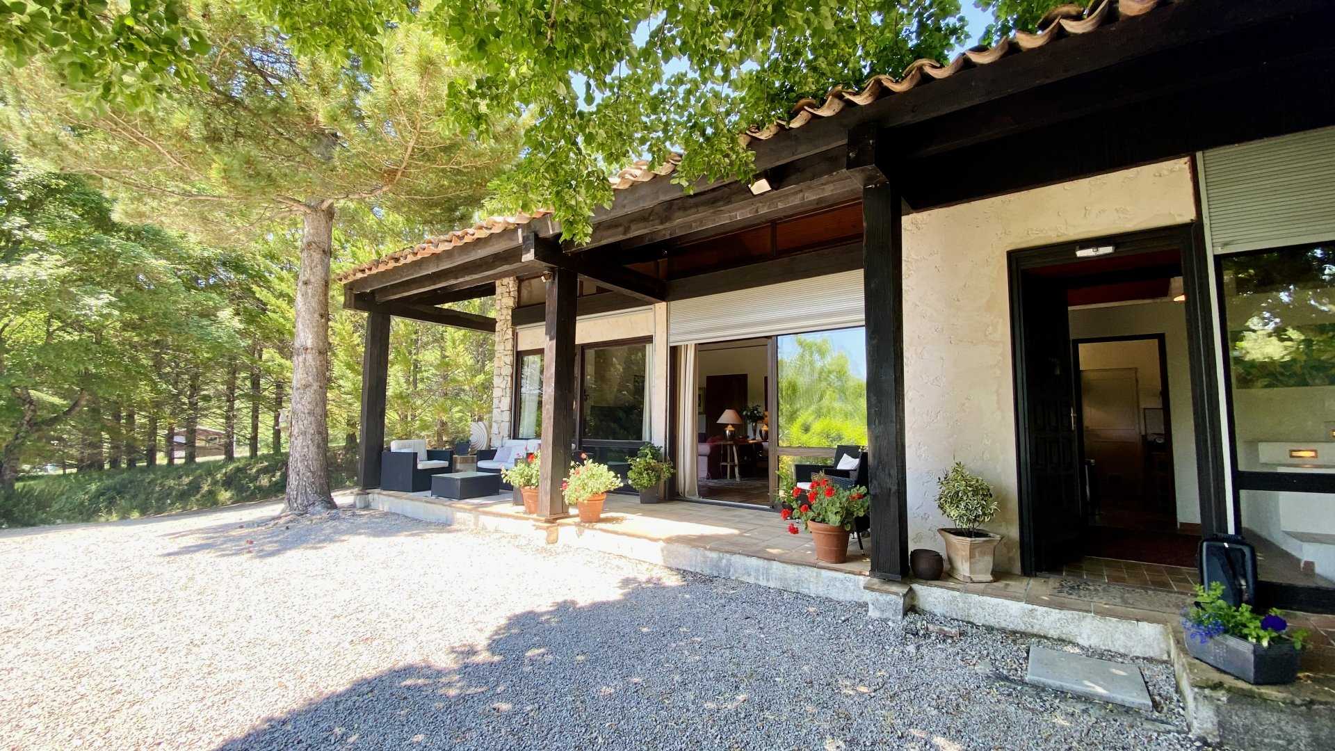 rumah dalam Coursegoules, Provence-Alpes-Cote d'Azur 10813925