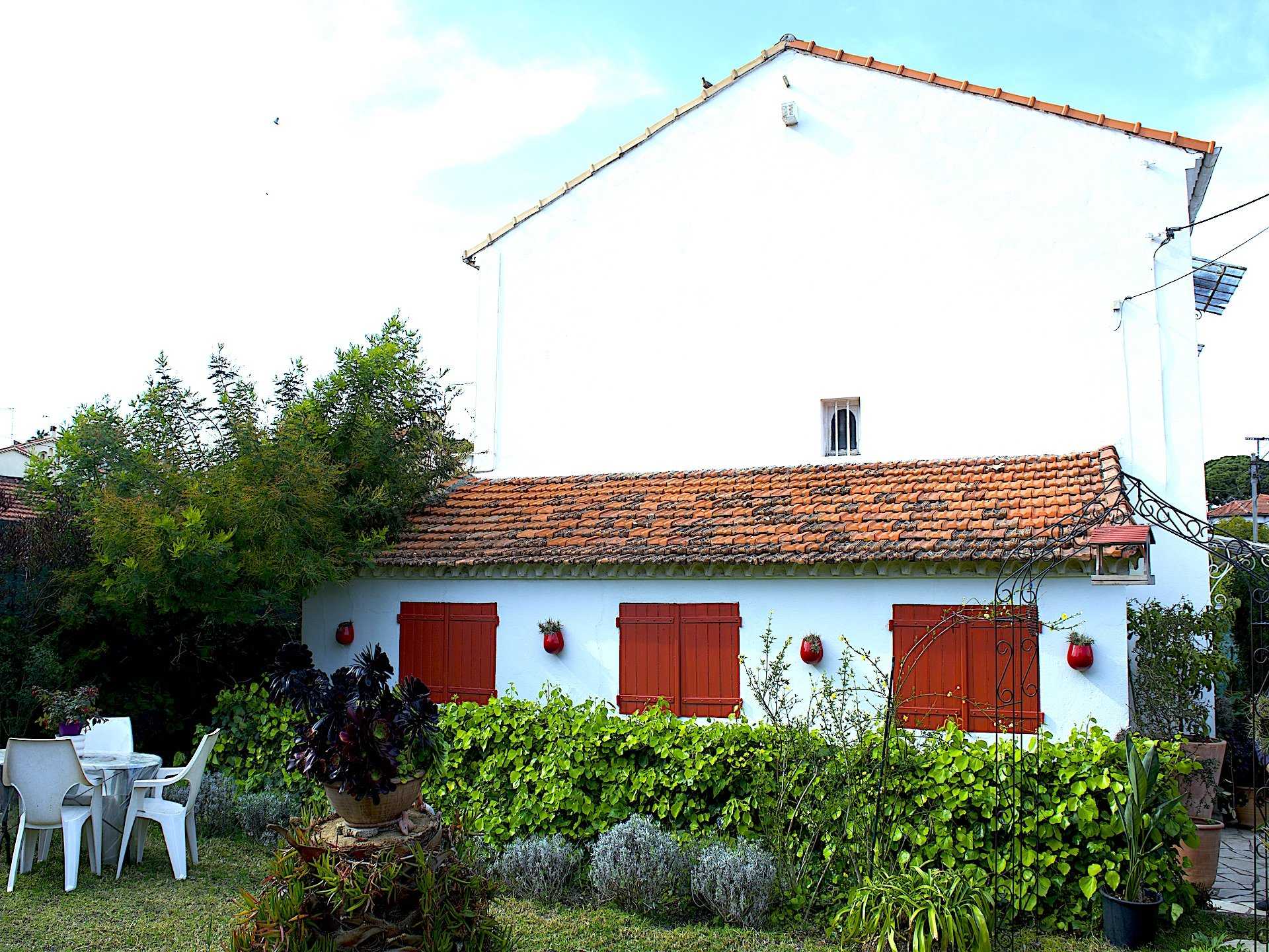 House in Juan-les-Pins, Provence-Alpes-Cote d'Azur 10813997