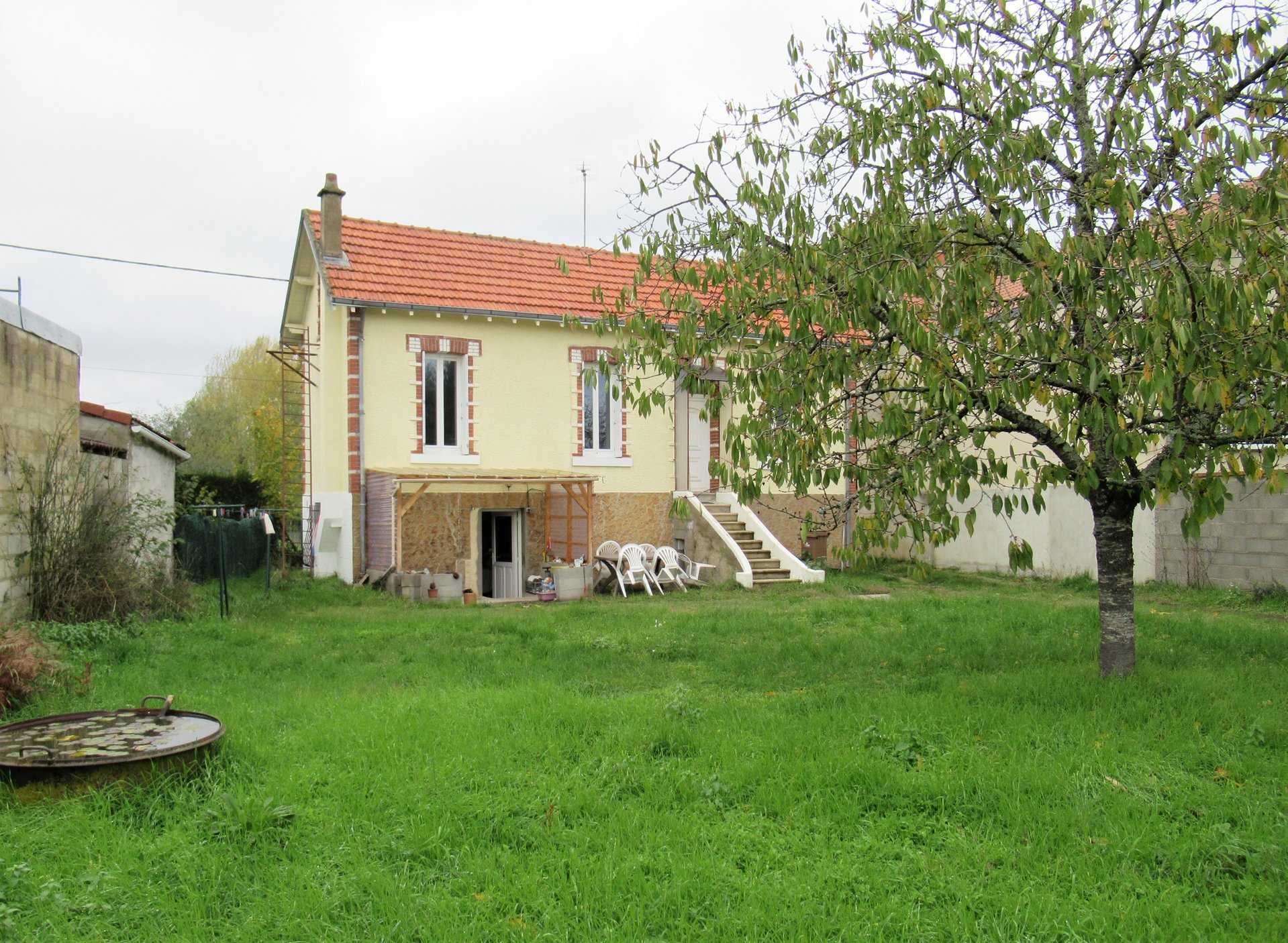 House in Vierzon, Centre-Val de Loire 10814165