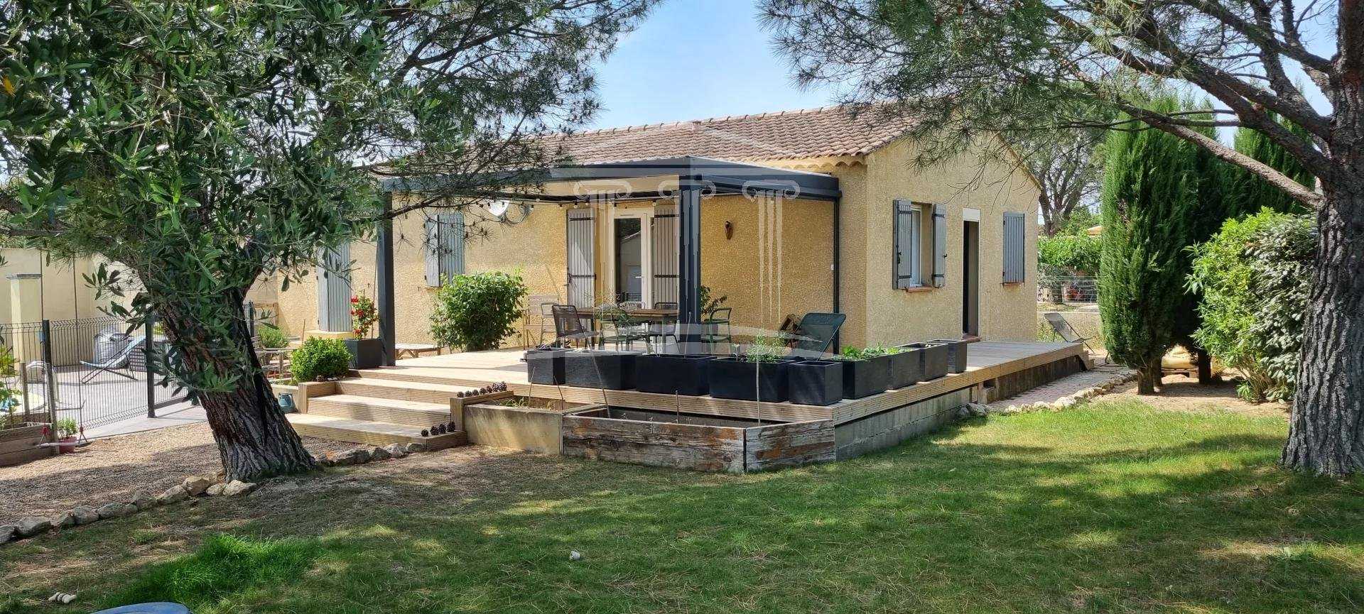 Residential in Sorgues, Vaucluse 10814236
