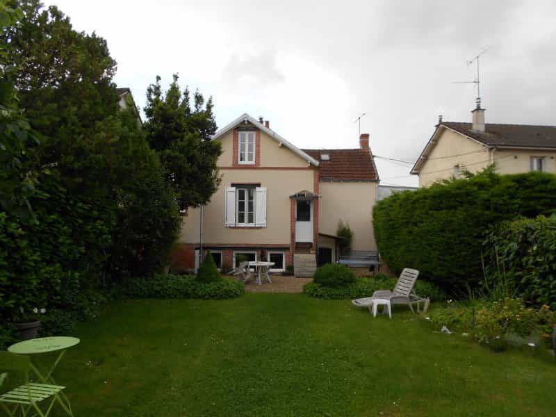House in Vierzon, Centre-Val de Loire 10814290
