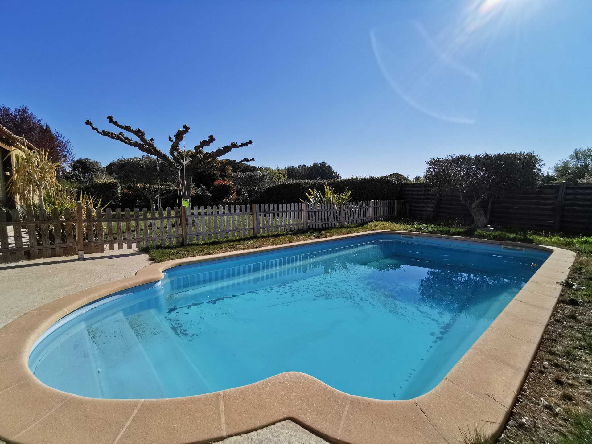 Commercial in Pertuis, Vaucluse 10814305