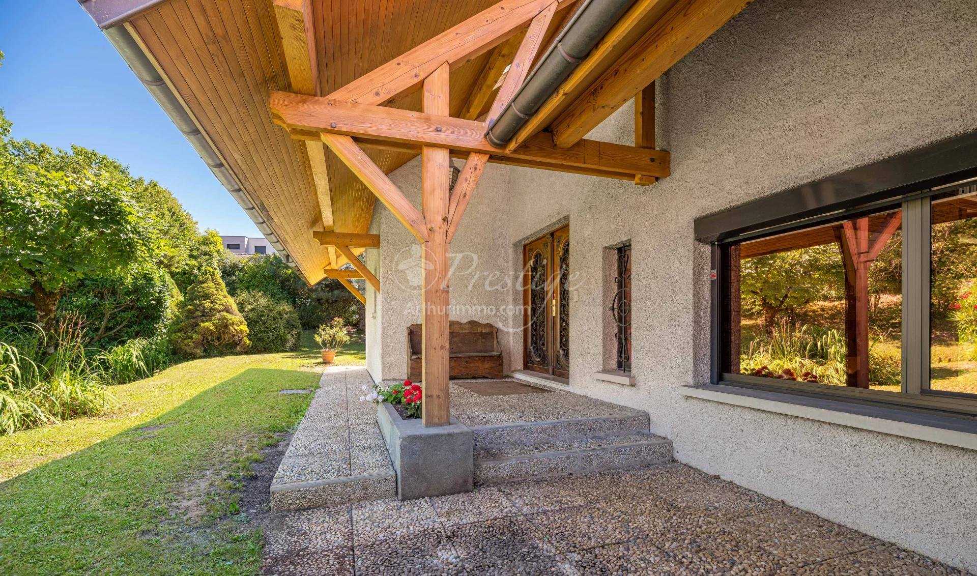 بيت في Aix-les-Bains, Auvergne-Rhone-Alpes 10815168