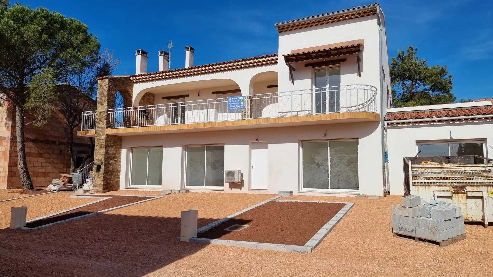 Condominium in Sainte-Anastasie-sur-Issole, Provence-Alpes-Côte d'Azur 10815258