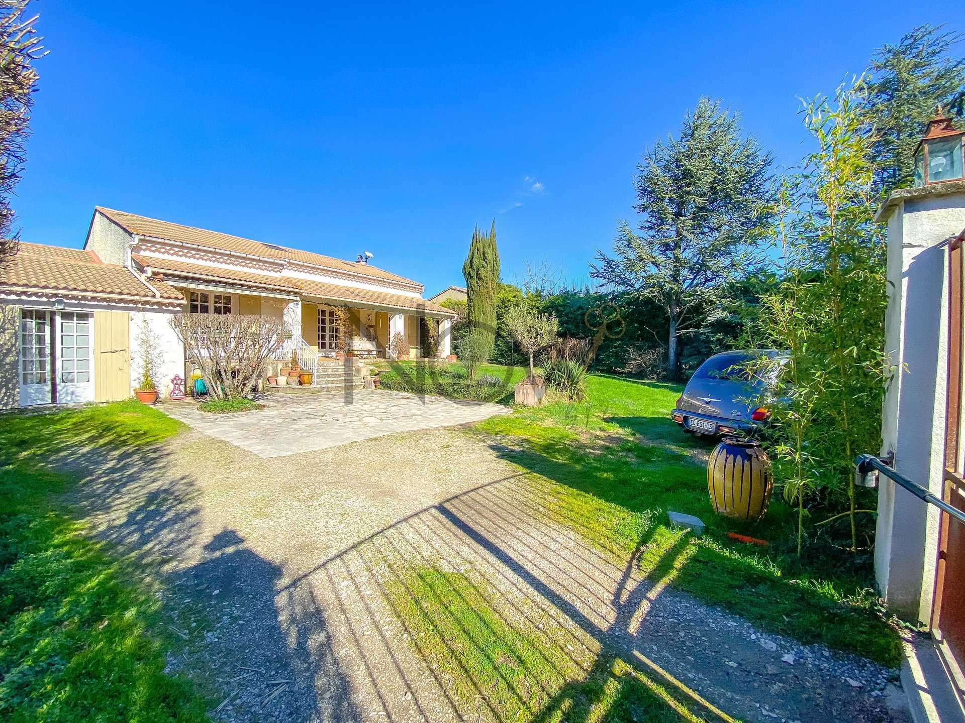 بيت في Noves, Provence-Alpes-Cote d'Azur 10815267
