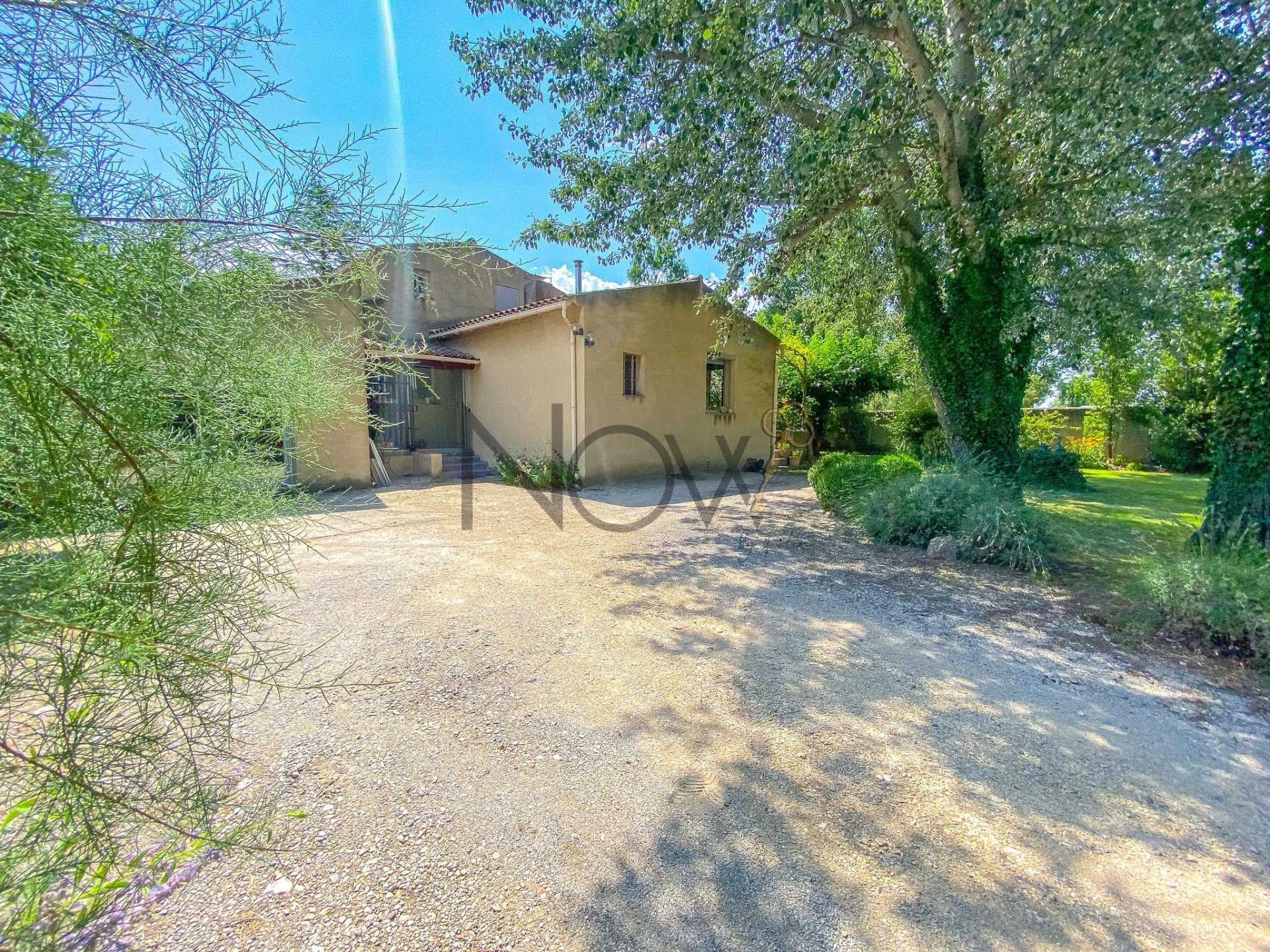House in Taillades, Provence-Alpes-Cote d'Azur 10815278
