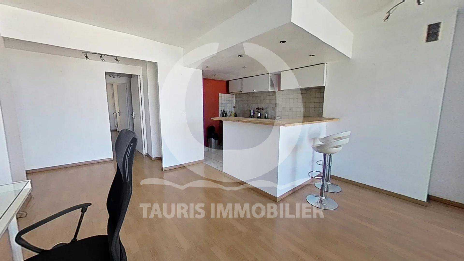 Condominium in Marseille, Provence-Alpes-Cote d'Azur 10815339
