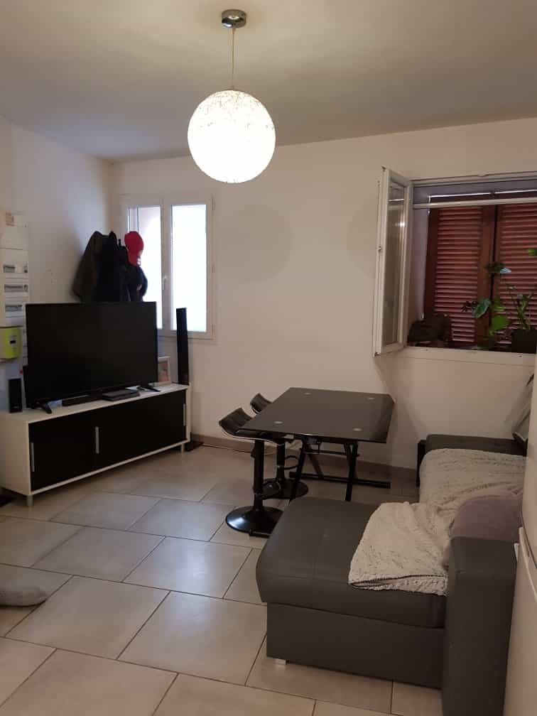 Condominium in Neoules, Provence-Alpes-Cote d'Azur 10815361