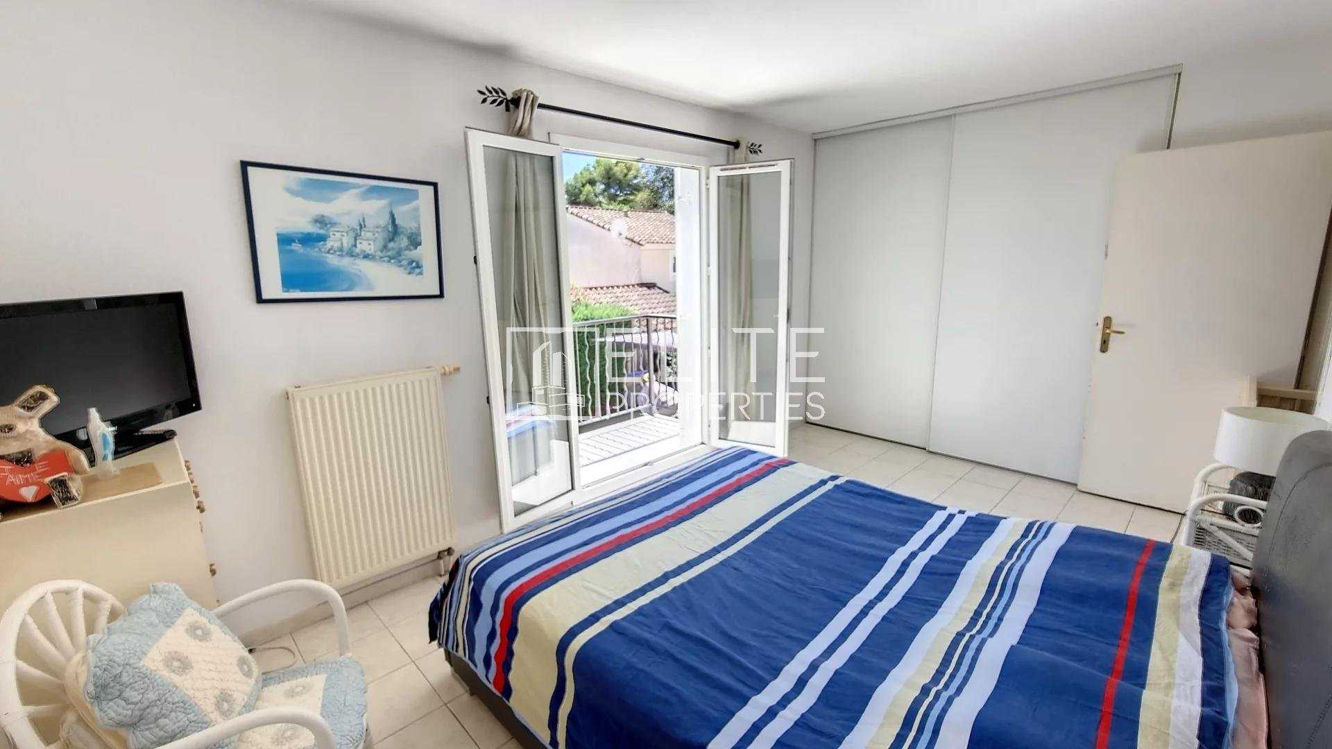 House in Cannes-la-Bocca, Alpes-Maritimes 10815467
