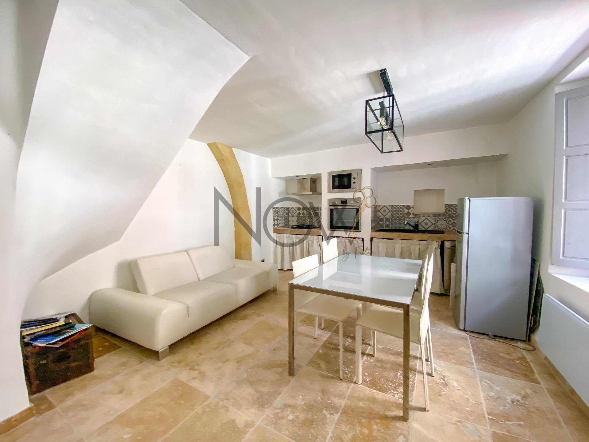 House in Bonnieux, Provence-Alpes-Cote d'Azur 10815478