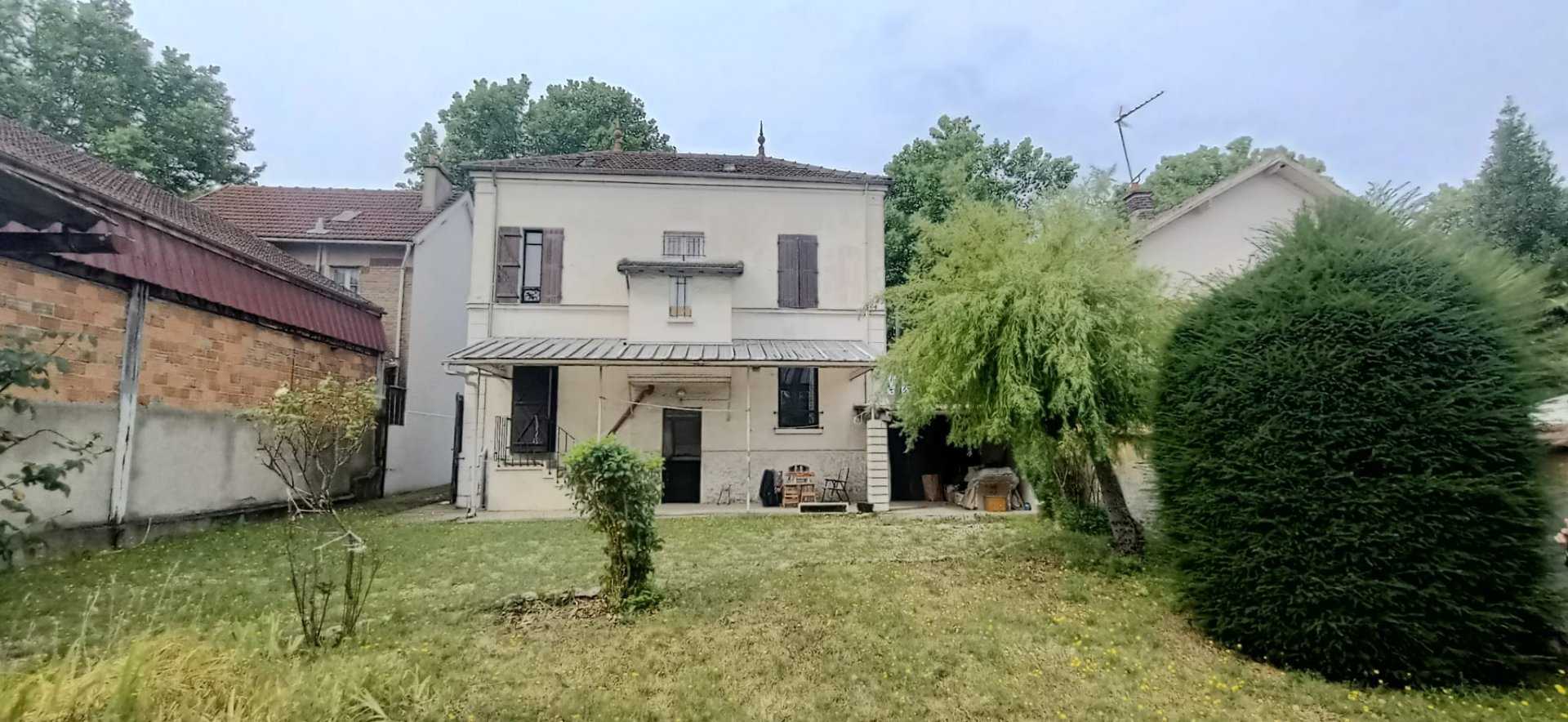 House in Creteil, Ile-de-France 10815484