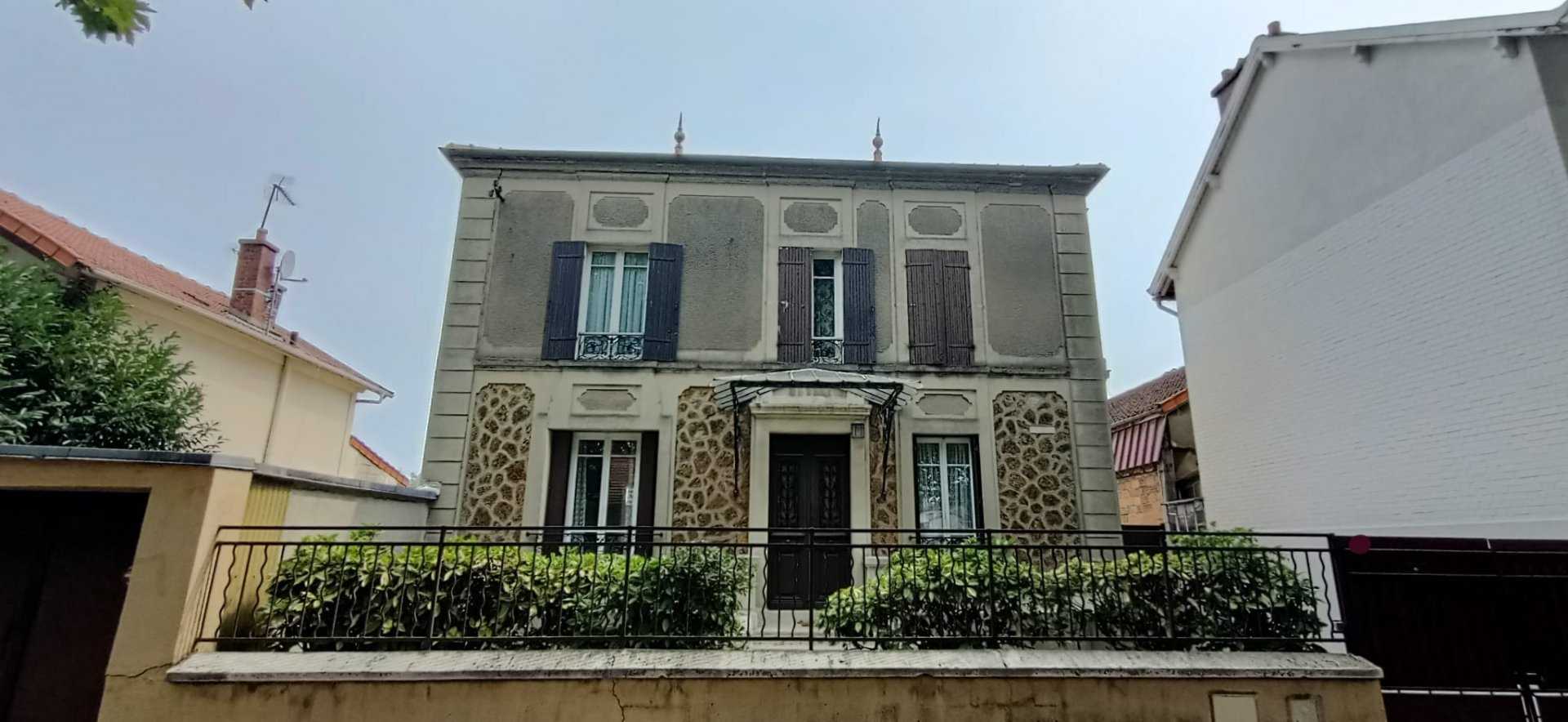 House in Creteil, Ile-de-France 10815484