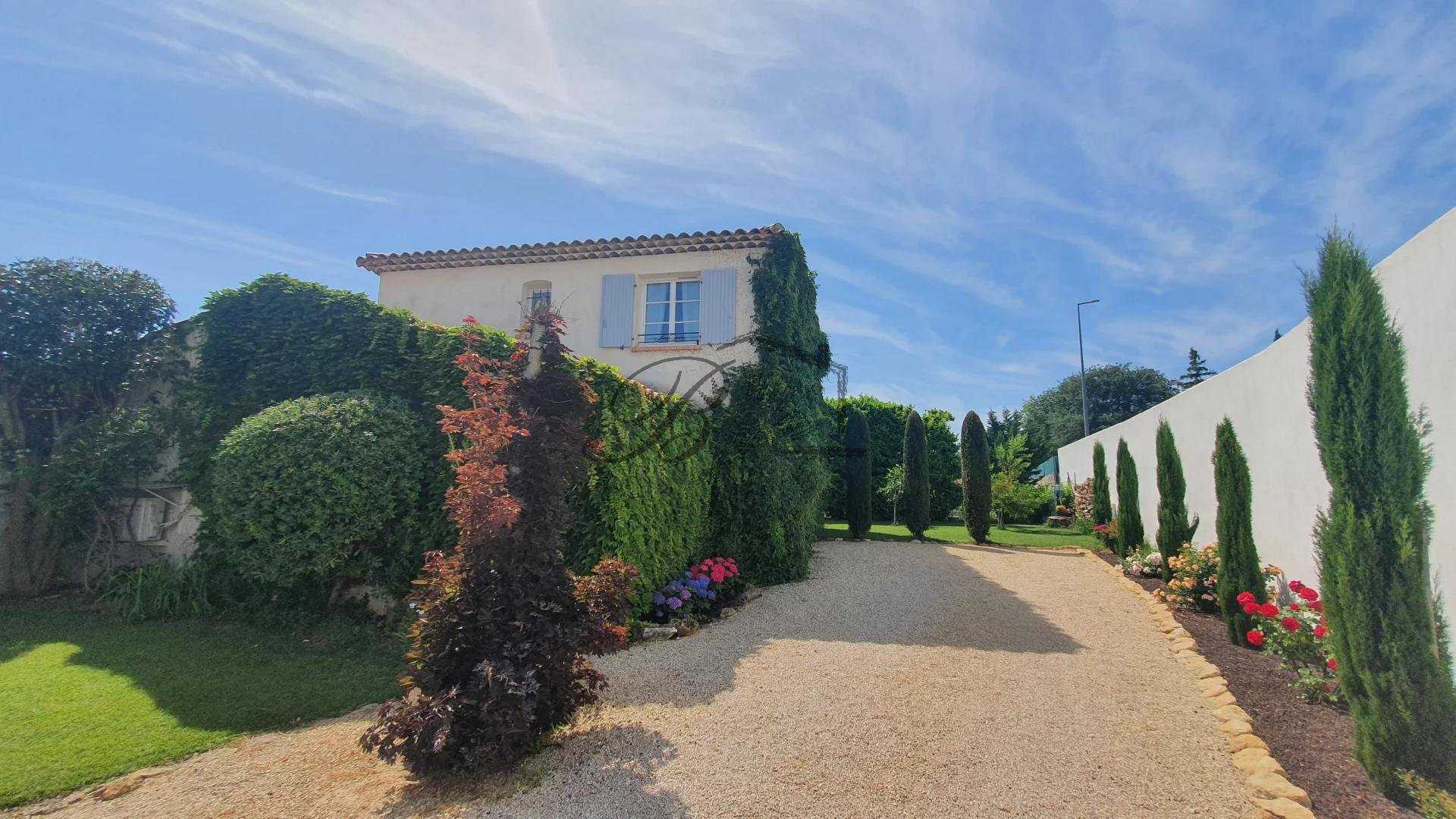 House in Villelaure, Provence-Alpes-Cote d'Azur 10815582