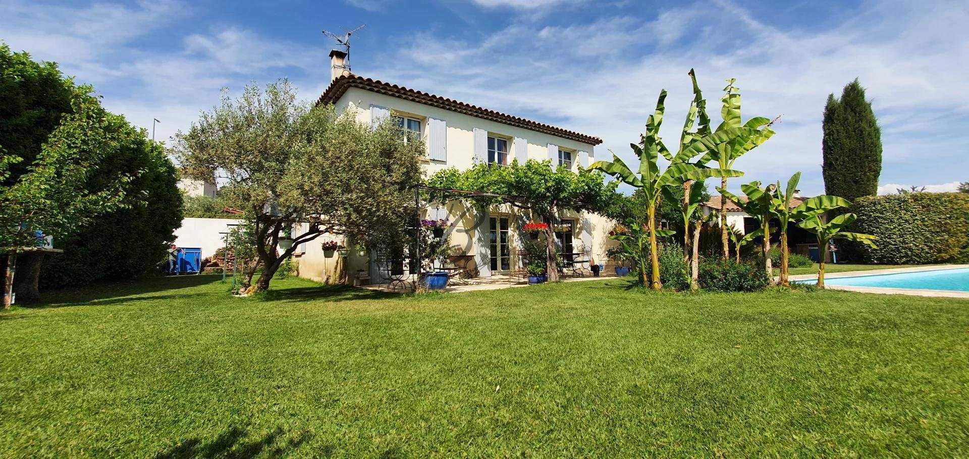 House in Villelaure, Provence-Alpes-Cote d'Azur 10815582
