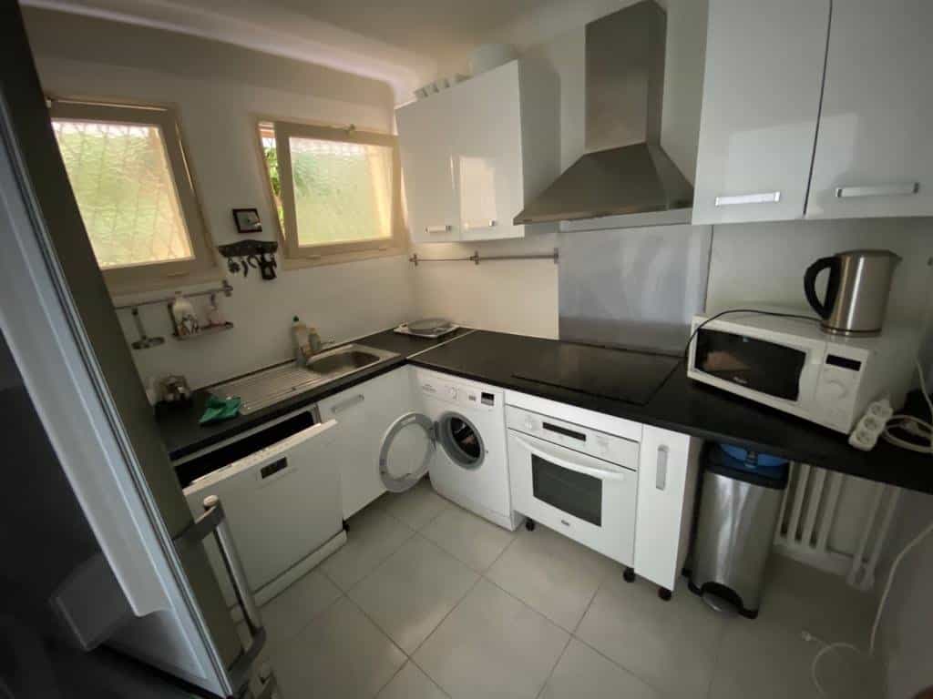 Condominium in Faussignana, Provence-Alpes-Côte d'Azur 10815675