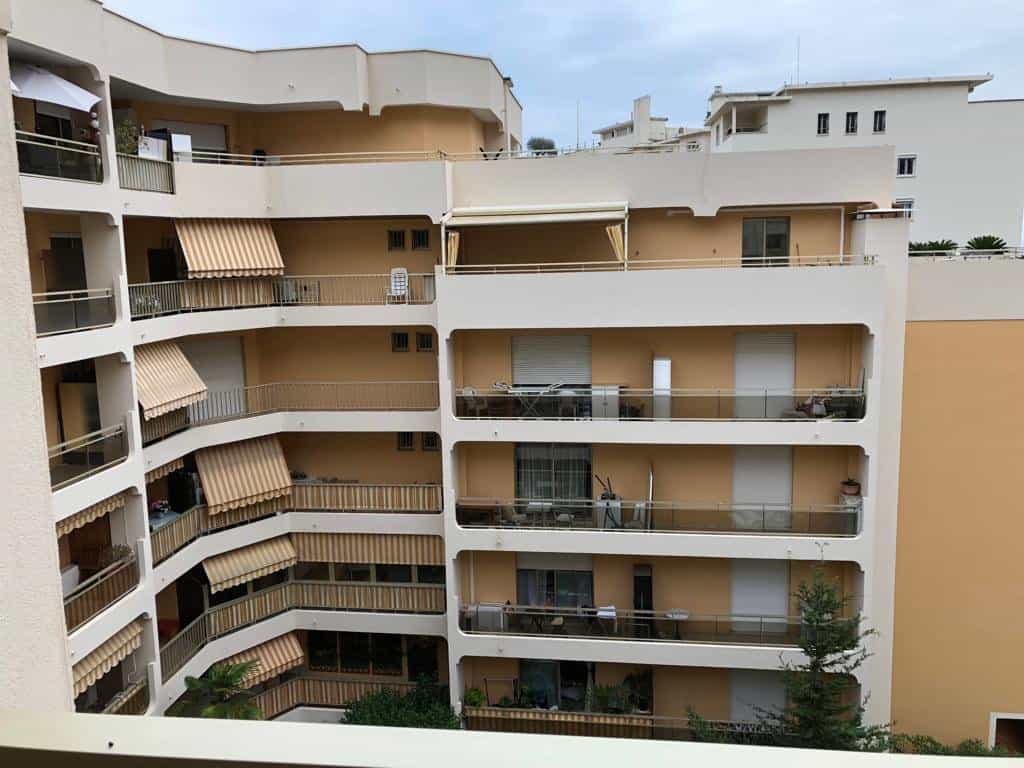 Condominium in Beausoleil, Alpes-Maritimes 10815771