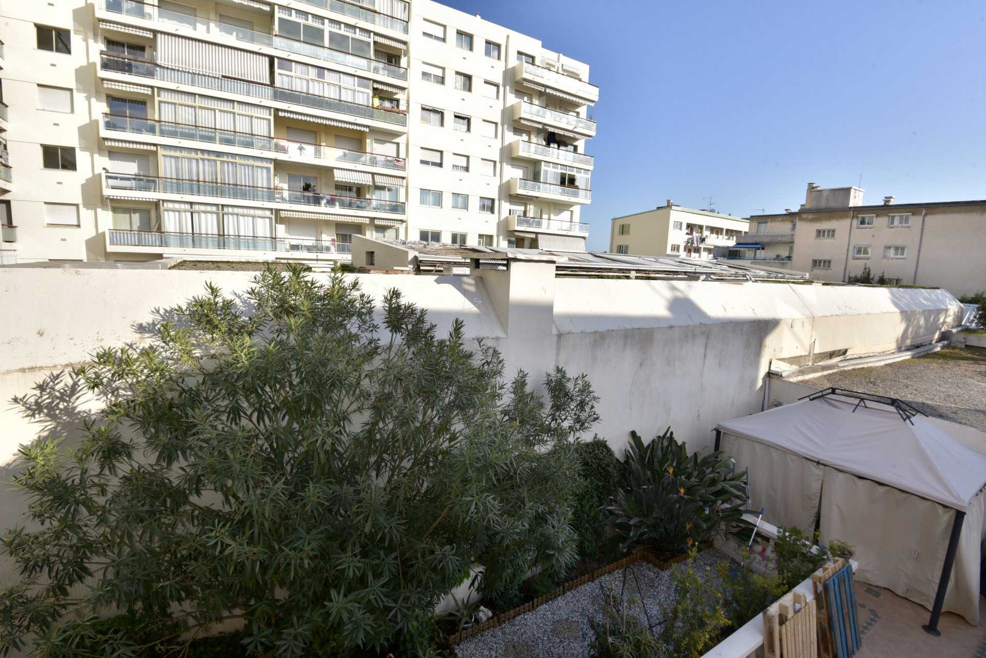 Condominium in Nice, Alpes-Maritimes 10815872