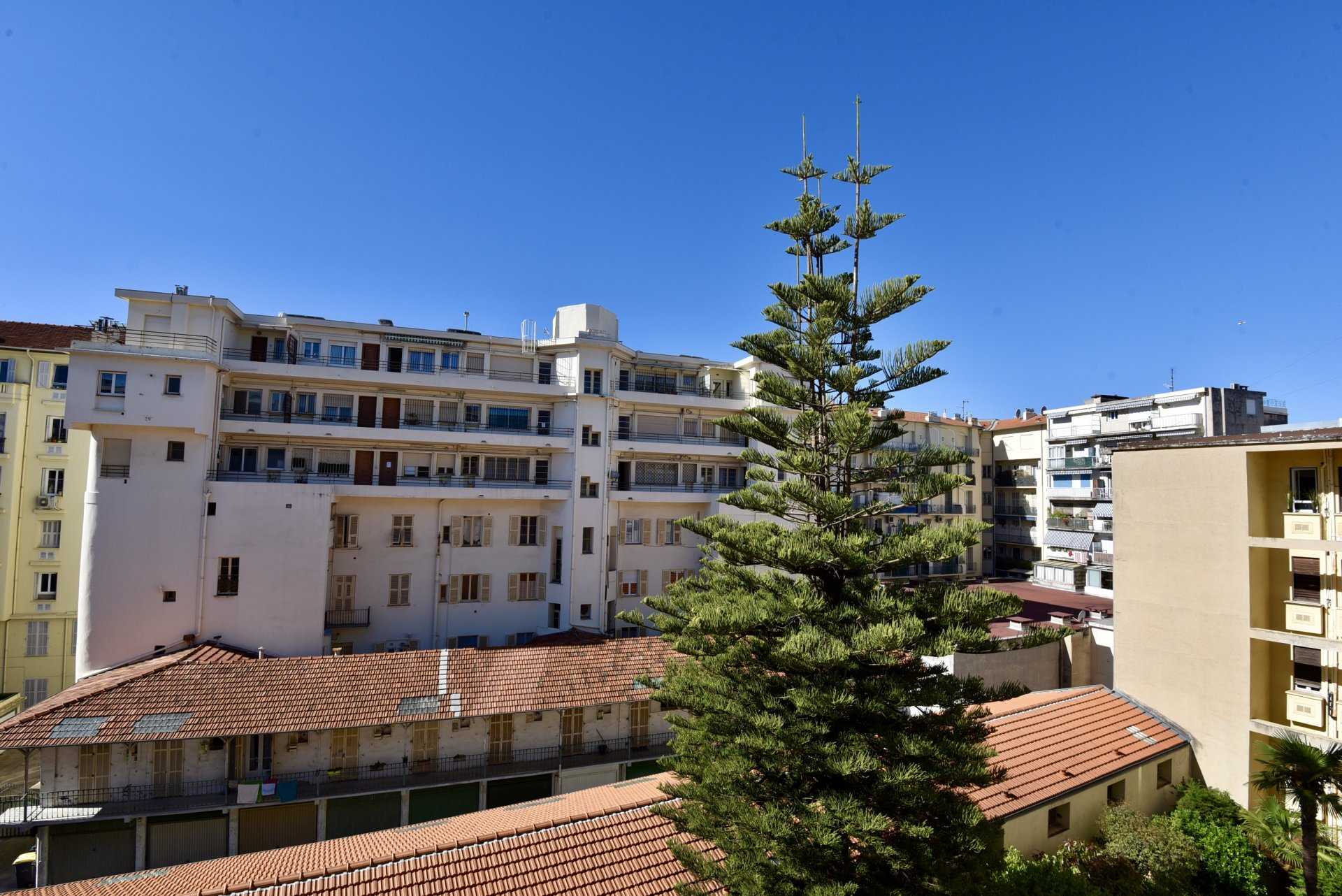 Condominium in Nice, Alpes-Maritimes 10815882