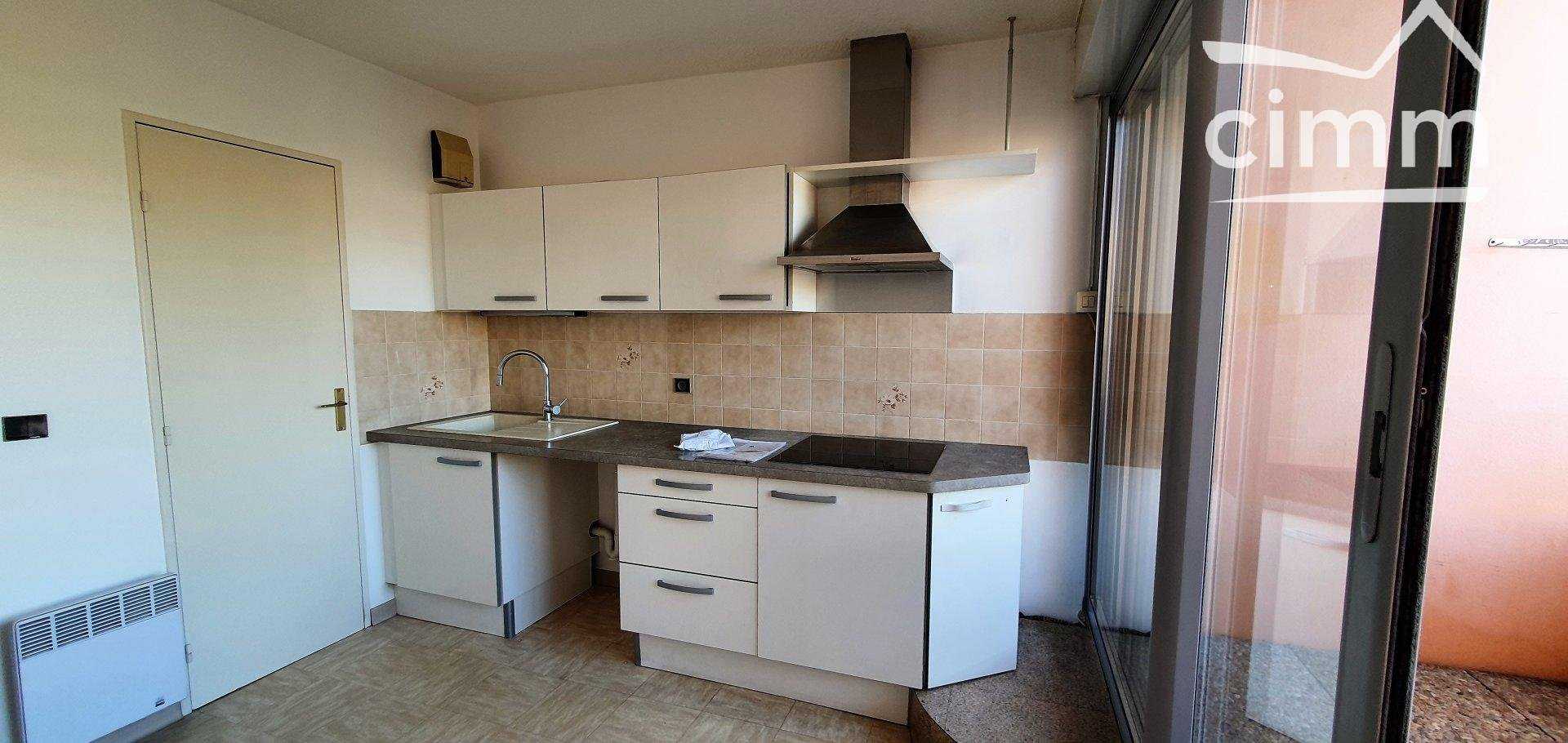 Condominium in Manosque, Provence-Alpes-Côte d'Azur 10816632