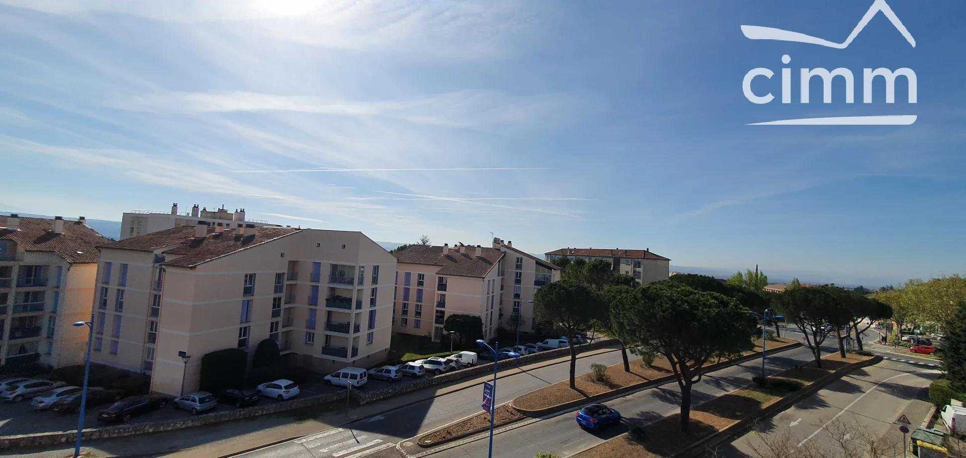 Condominium in Manosque, Provence-Alpes-Côte d'Azur 10816632