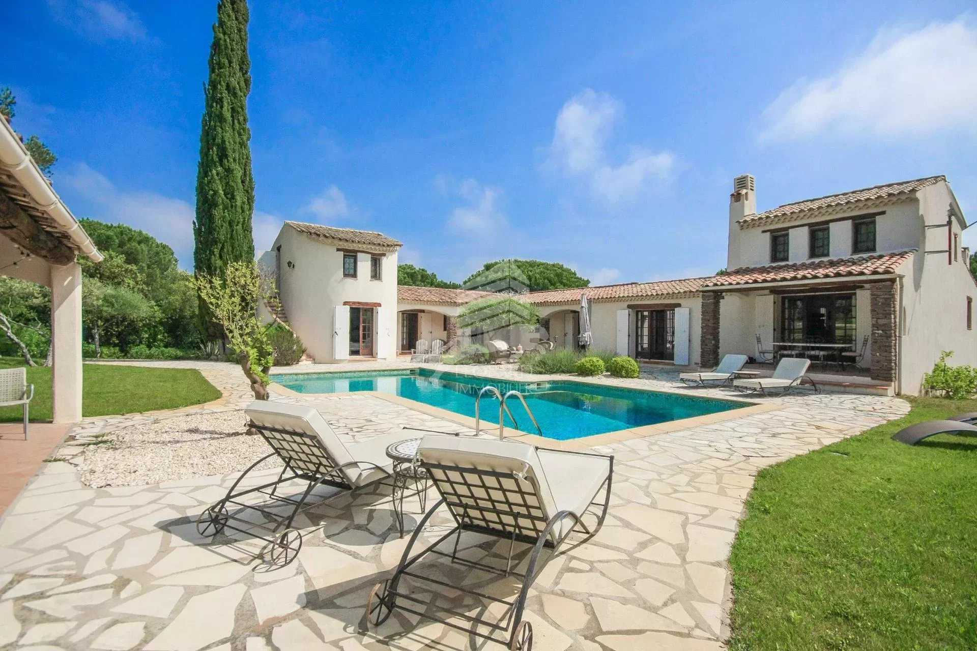 casa no Roquebrune-sur-Argens, Provença-Alpes-Costa Azul 10816817