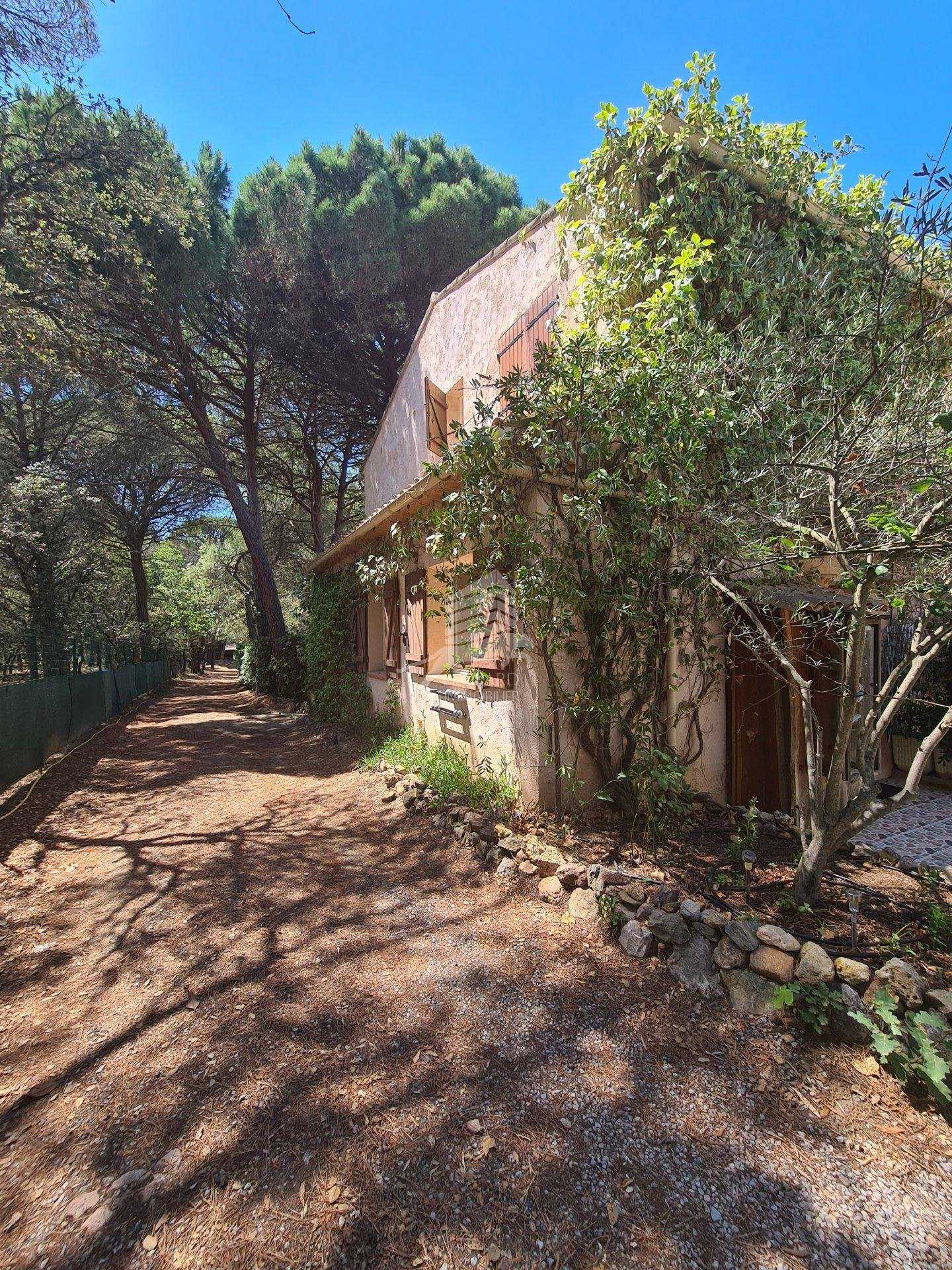 σπίτι σε Roquebrune-sur-Argens, Provence-Alpes-Cote d'Azur 10816826