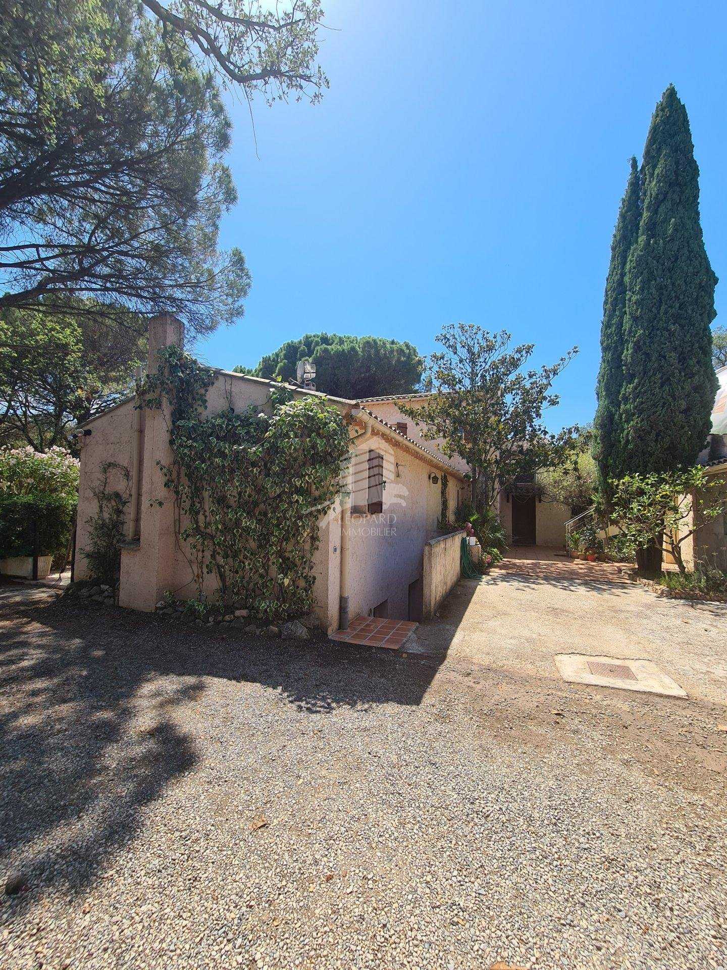 Hus i Roquebrune-sur-Argens, Provence-Alpes-Cote d'Azur 10816826