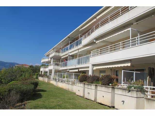 Condominium in Le Ray, Provence-Alpes-Cote d'Azur 10816992