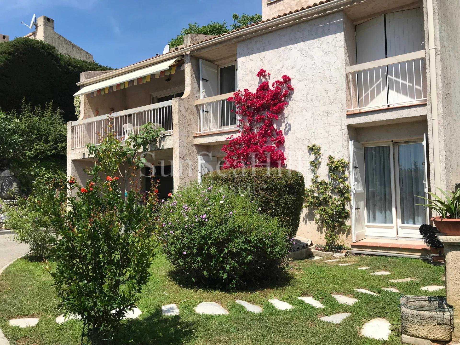 House in Saint-Roman, Provence-Alpes-Cote d'Azur 10817003