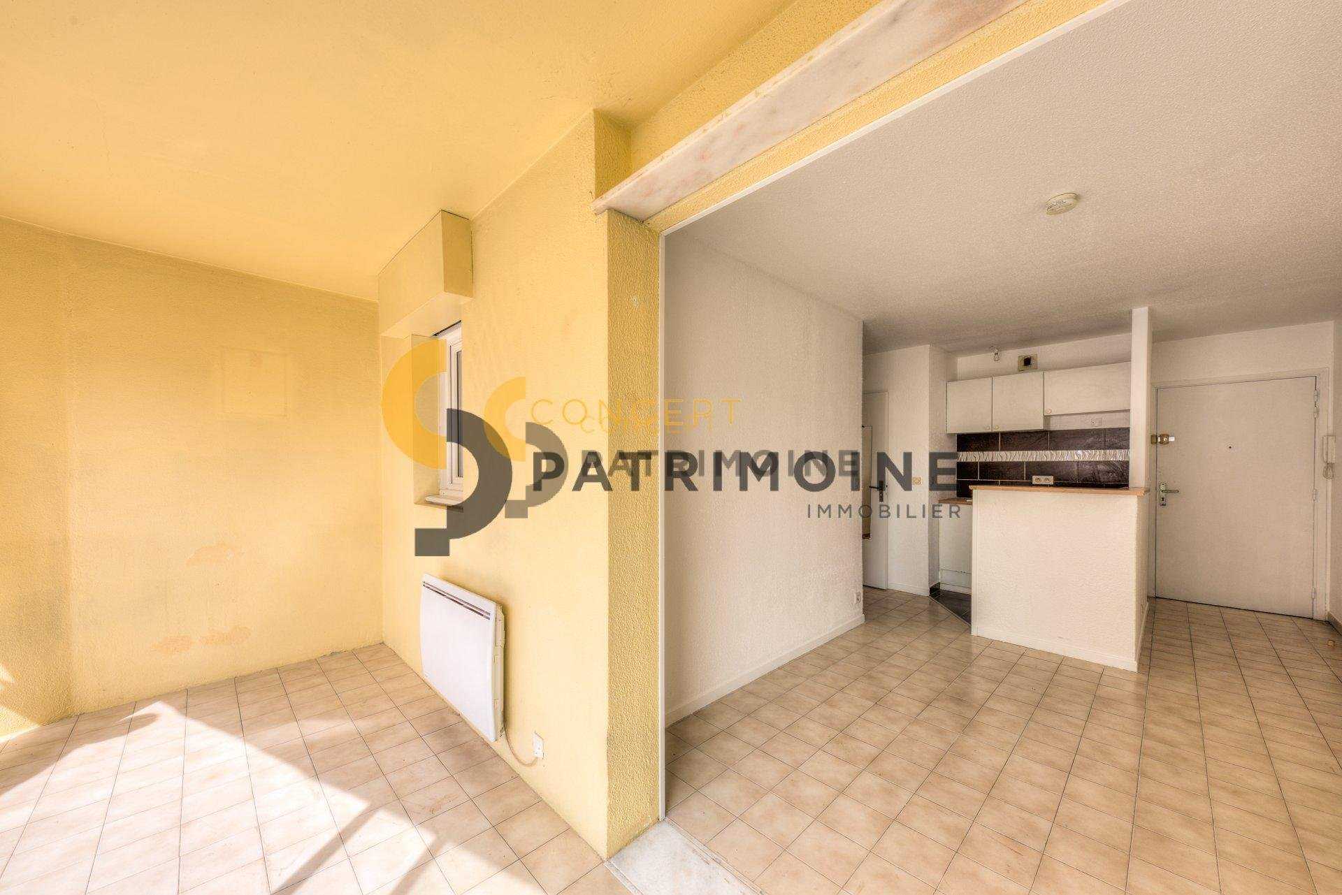 Condominium in Saint-Laurent-du-Var, Provence-Alpes-Cote d'Azur 10817027