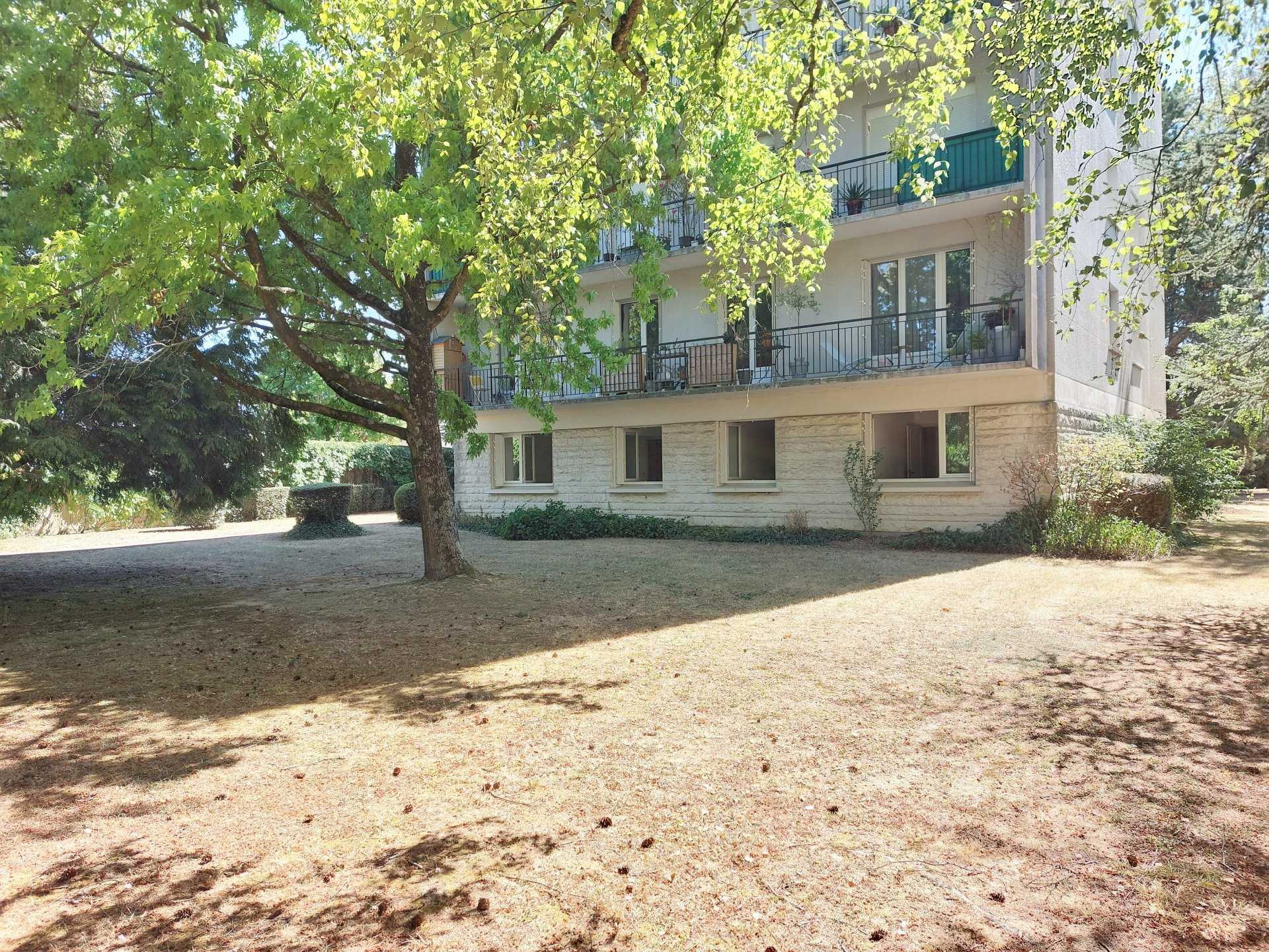 Condominium in Tours, Indre-et-Loire 10817307