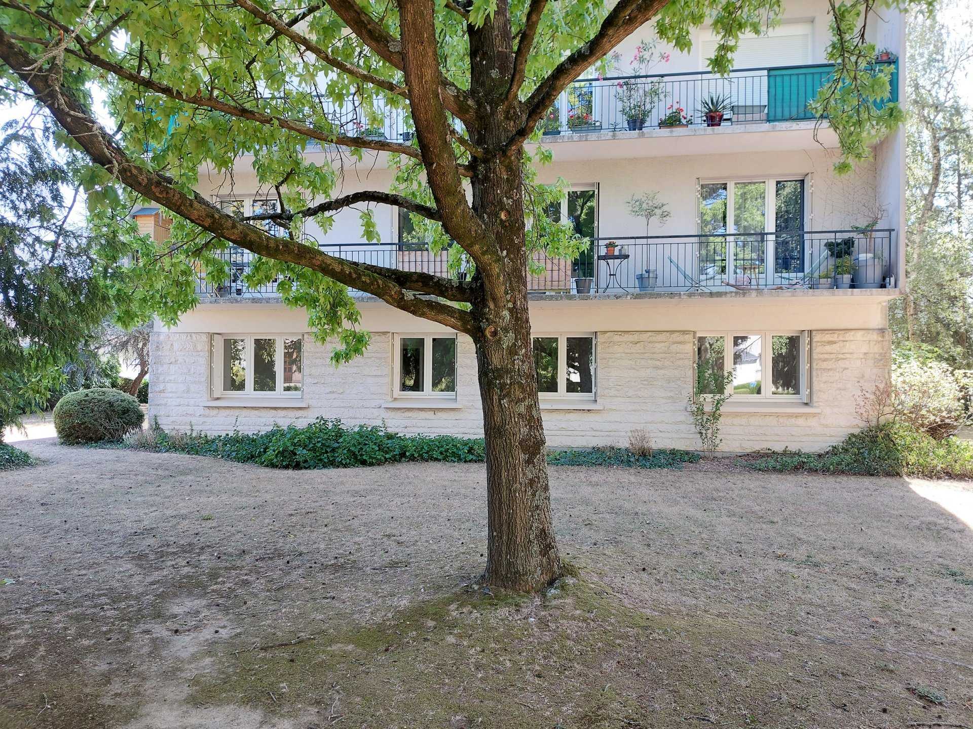 Condominium in Saint-Symphorien, Centre-Val de Loire 10817307