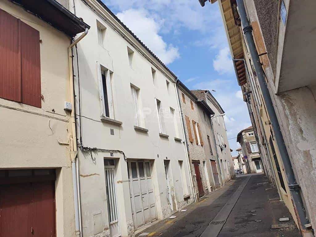 بيت في Sainte-Livrade-sur-Lot, Lot-et-Garonne 10817479